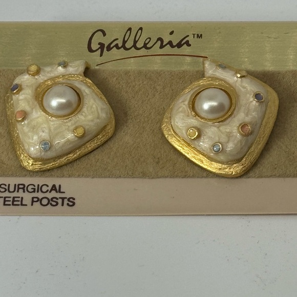 Vintage Nautical Shell Earrings with Surgical Steel Posts - Picture 5 of 8